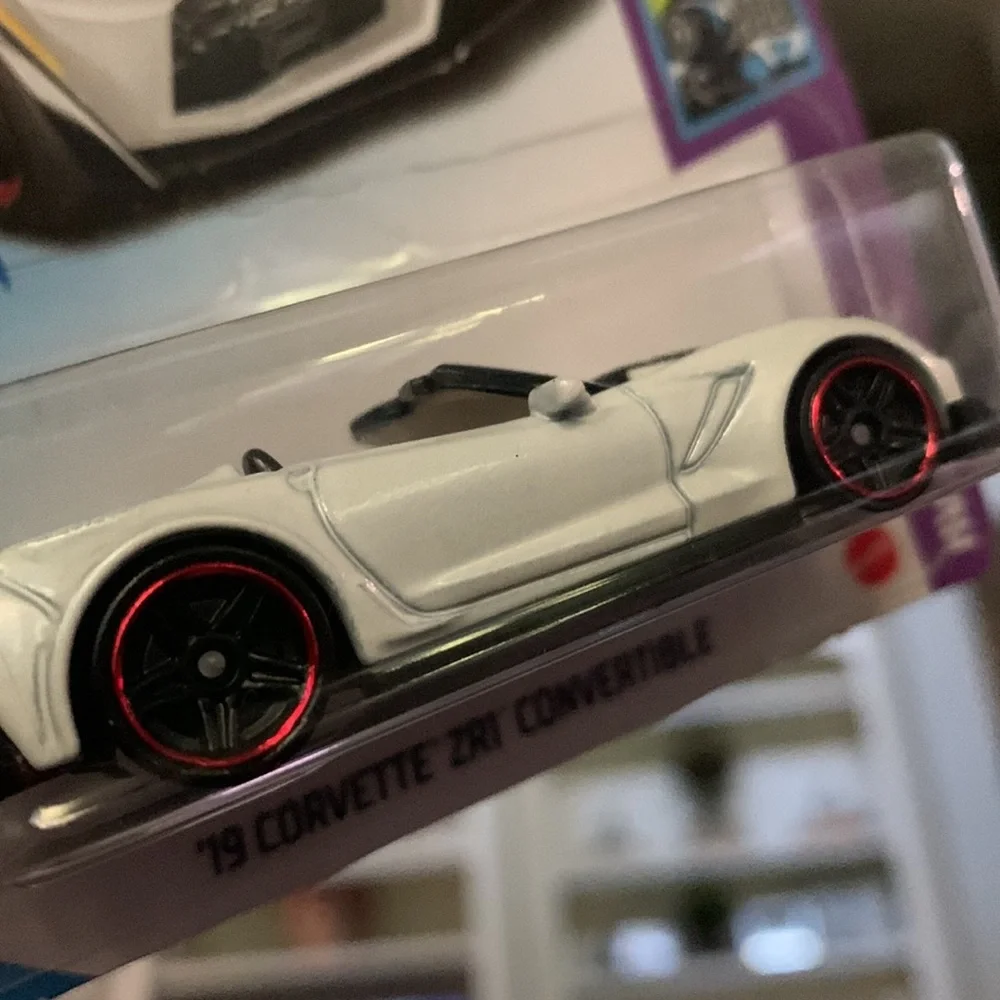 New Hot Wheels’19 Corvette ZR1 White Convertible NIP Newer Redline wheels age 3+